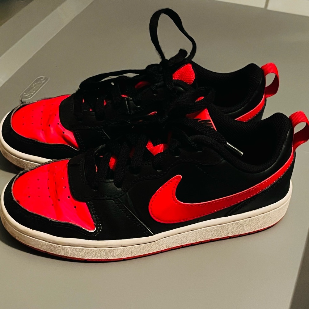 Big boys or girls size 5Y Nike red and black tennis shoes.